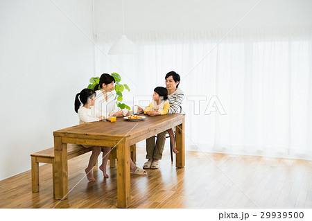 若い家族 29939500