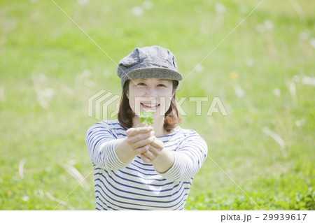 四ツ葉のクローバーと女性 29939617