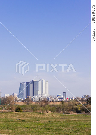 西枇杷島の庄内川堤防から名古屋都心部を望む 29939675