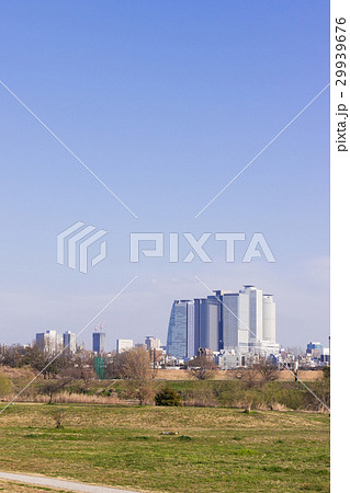 西枇杷島の庄内川堤防から名古屋都心部を望む 29939676