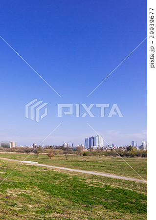 西枇杷島の庄内川堤防から名古屋都心部を望む 29939677