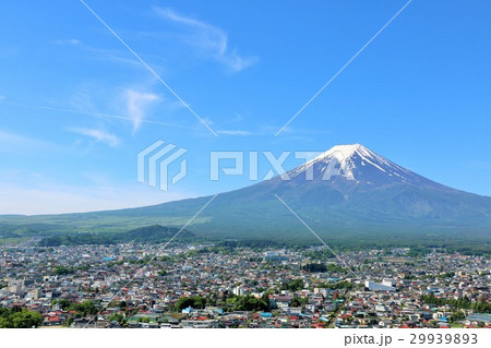 爽やかな青空に恵まれた富士吉田市と富士山 29939893