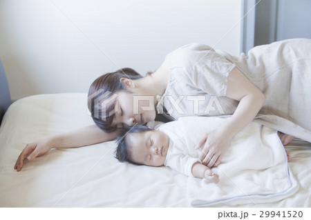 ベッドルームの親子 29941520