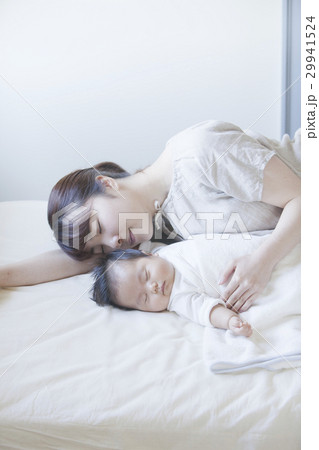ベッドルームの親子 29941524