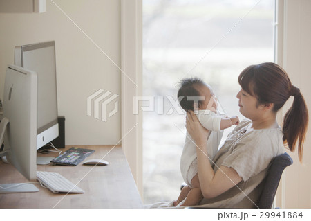 新生児を抱く母親 新生児を抱く母親 29941884