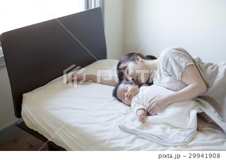 ベッドルームの親子 29941908