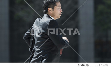 ミドルビジネスマン 一人 走る  ミドルビジネスマン 一人 走る  29946980