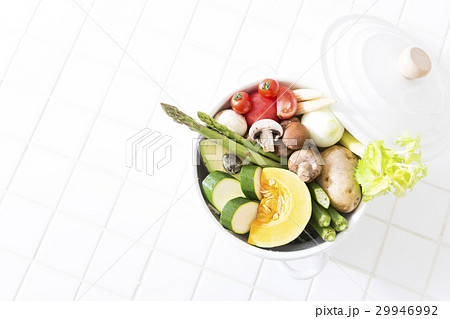 ホーロー鍋と野菜 29946992