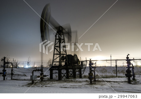 Working oil pump at night time 29947063
