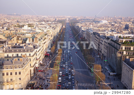 凱旋門から臨むシャンゼリゼ通り 29947280