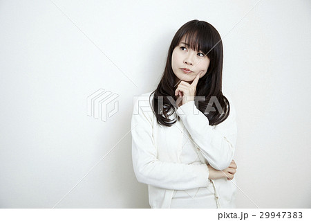 20代若い女性のジェスチャー、ポーズ、白バック 29947383