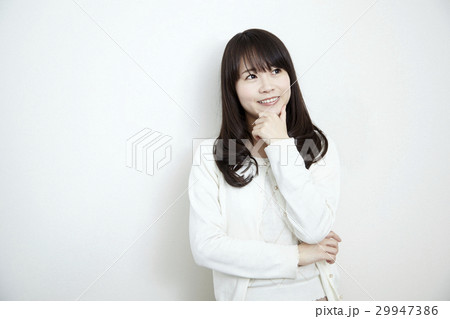 20代若い女性のジェスチャー、ポーズ、白バック 20代若い女性のジェスチャー、ポーズ、白バック 29947386