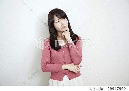 20代若い女性のジェスチャー、ポーズ、白バック 20代若い女性のジェスチャー、ポーズ、白バック 29947969