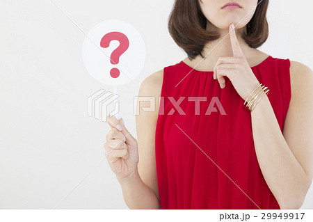 ？マークを出す女性 29949917