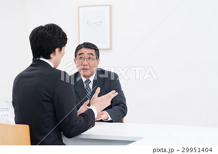 シニアのビジネスマン(カウンセリング) シニアのビジネスマン(カウンセリング) 29951404