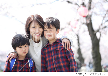 男の子2人と若いママの写真素材