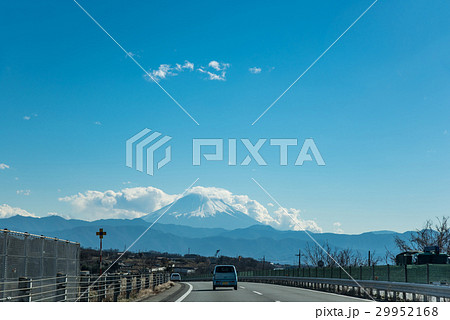 中央自動車道を走行中　向こうに富士山が見える 29952168