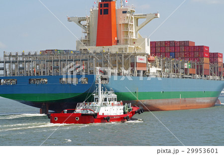 コンテナ船の船尾に付くタグボート 29953601