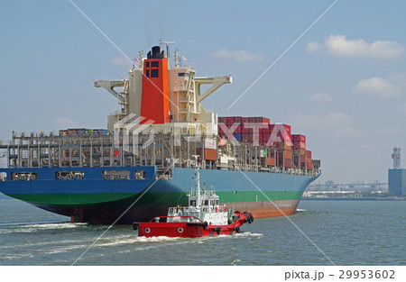 コンテナ船の船尾に付くタグボート 29953602