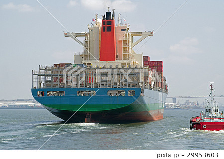 入港するコンテナ貨物船 29953603