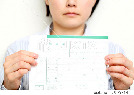 離婚届を持つ女性 白バック 離婚届を持つ女性 白バック 29957149