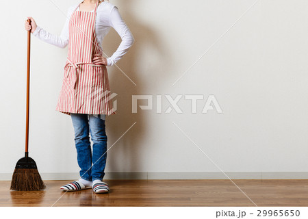 部屋の掃除をするアジア人女性 29965650