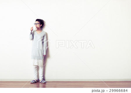 女性と部屋 女性と部屋 29966684