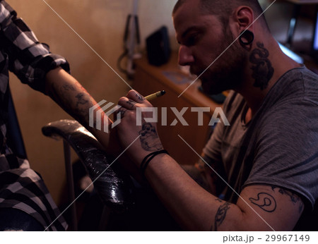 Tattooer makes scketch 29967149