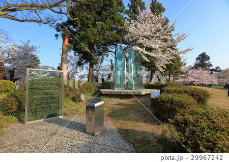 鶴岡公園　雪の降るまちをモニュメント 29967242
