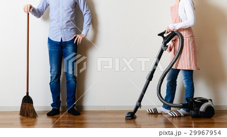部屋の掃除をする男女 29967954