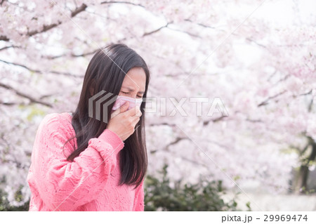 woman with hay fever 29969474