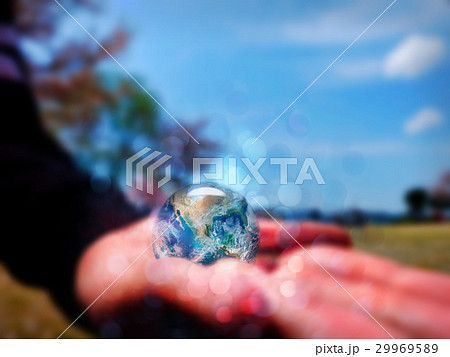 手のひらに地球 手のひらに地球 29969589