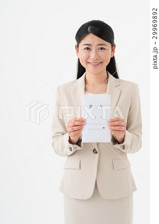 賞与袋を持つOL 29969892