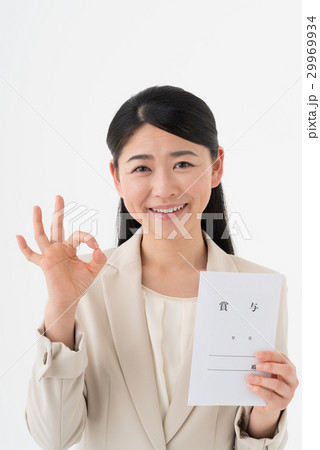 賞与袋を持つOL 29969934