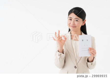 賞与袋を持つOL 29969935