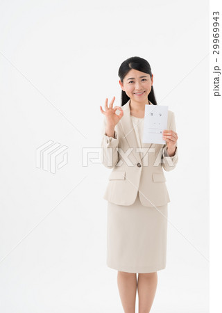 賞与袋を持つOL 29969943