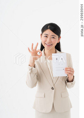 賞与袋を持つOL 賞与袋を持つOL 29969944