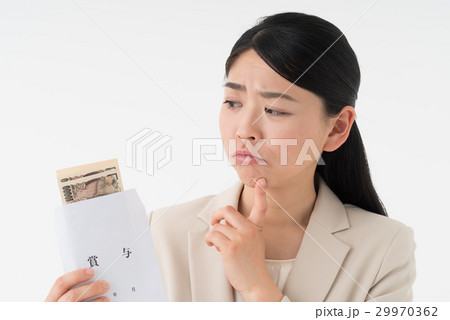 賞与袋を持つ不満のOL 29970362