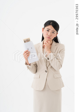 賞与袋を持つ不満のOL 29970363