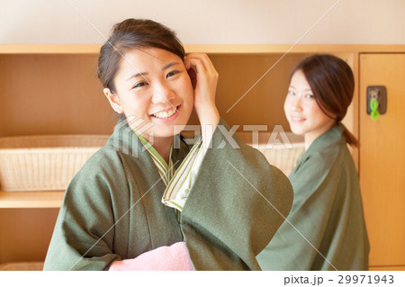 温泉旅行を楽しむ二人の女性 温泉旅行を楽しむ二人の女性 29971943