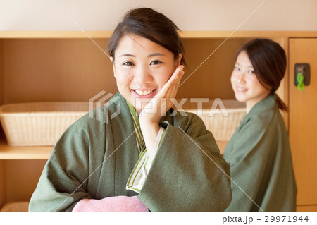 温泉旅行を楽しむ二人の女性 温泉旅行を楽しむ二人の女性 29971944