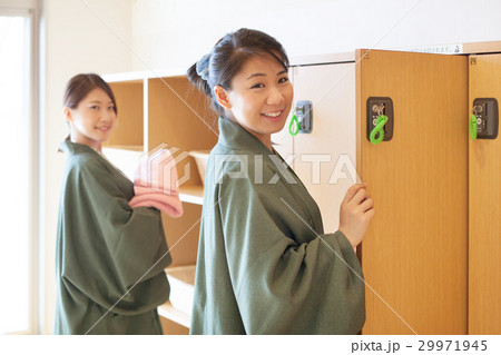温泉旅行を楽しむ二人の女性 29971945