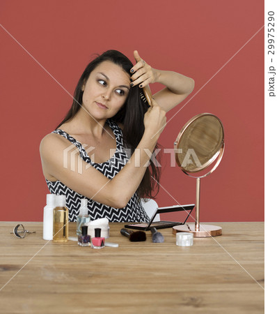 Elegance woman wearing makeup herself Elegance woman wearing makeup herself 29975290