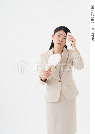 暑さでバテる女性 29977466