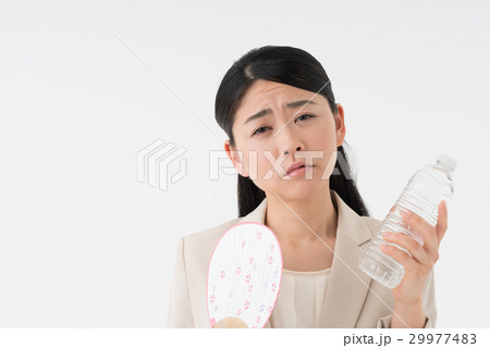 暑さでバテる女性 29977483