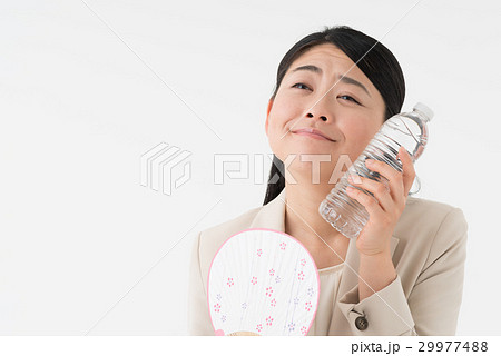 暑さでバテる女性 29977488