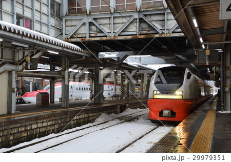 秋田散歩：秋田駅　出発を待つ特急「つがる3号」 29979351