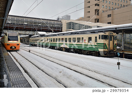 秋田散歩:秋田駅 出発を待つ特急「つがる3号」と男鹿線キハ48 秋田散歩:秋田駅 出発を待つ特急「つがる3号」と男鹿線キハ48 29979354