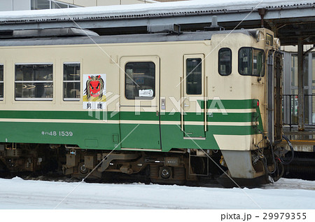 秋田散歩：秋田駅　出発を待つ男鹿線キハ48 29979355