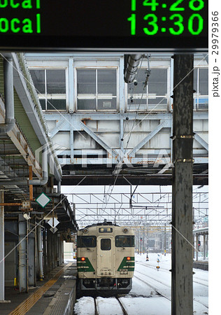 秋田散歩：秋田駅　出発を待つ男鹿線キハ48 29979366